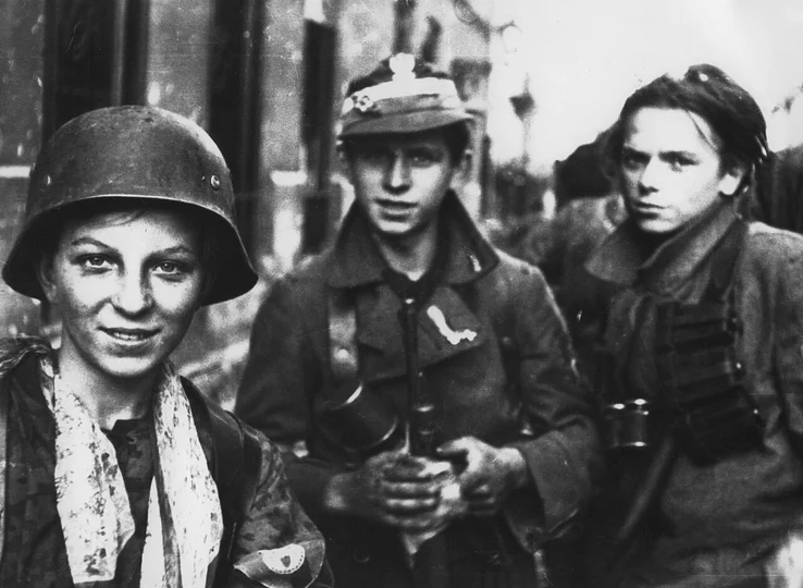 Historyczne zdjęcie harcerzy podczas Powstania Warszawskiego (1944) — młodzi żołnierze Szarych Szeregów.