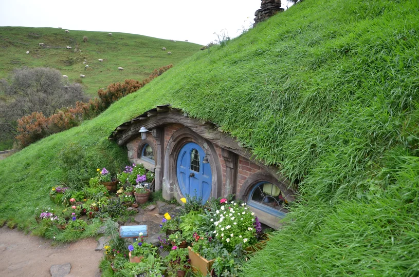 Hobbiton Movie Set — zielona nora w zboczu, początek przygody Bilba.